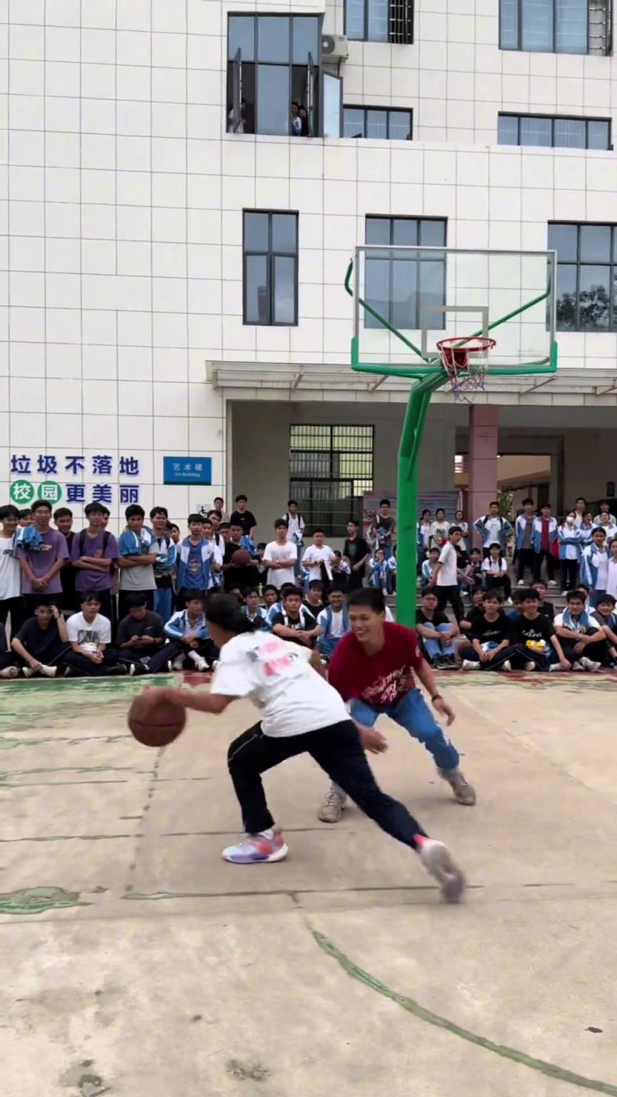 这女生太猛了！小小年纪把大爷的招都学完了...